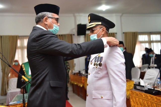 Plt Gubernur Aceh melantik Muzakkar A Gani sebagai Bupati Bireuen. Foto: Humas Aceh