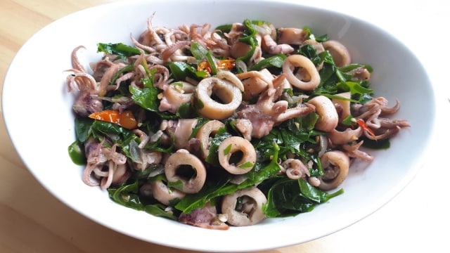 Tumis cumi asin pete. Foto: Shutterstock