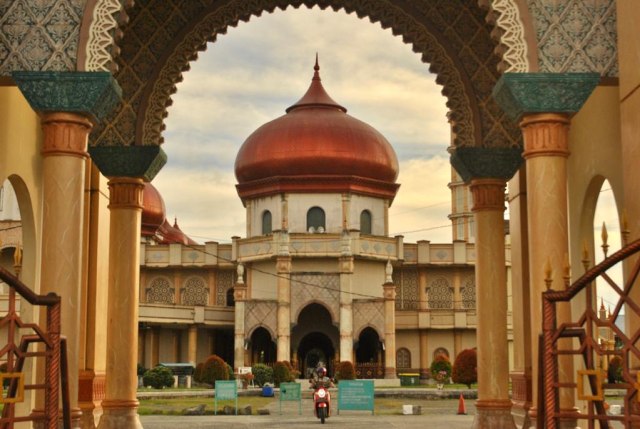 Masjid Agung Baitul Makmur di Meulaboh, Aceh Barat, Kamis (18/6). Foto: Siti Aisyah/acehkini
