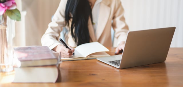 Ilustrasi profesi penulis bagi perempuan. Foto: Pexels/Bongkarn Thanyakij