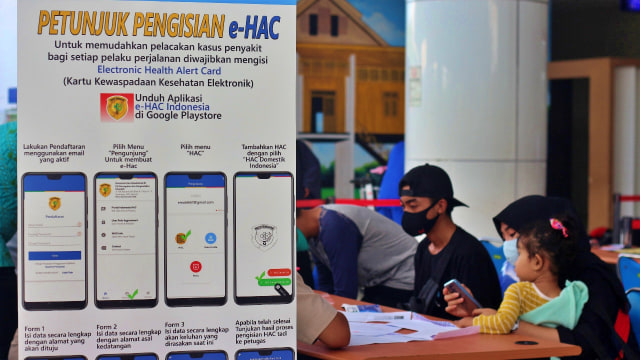 Aktivitas di Bandara Gorontalo yang wajibkan seluruh calon penumpang Instal Aplikasi e-HAC. Jumat, (19/6). Foto: Dok banthayoid (Wawan Akuba)