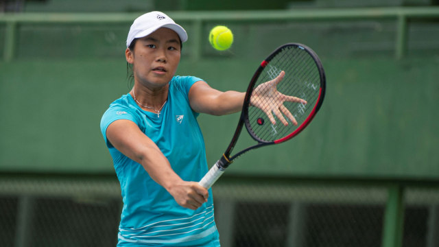 Petenis Janice Tjen mengembalikan bola saat pertandingan internal Timnas putri Pelatnas di Stadion Tenis Gelora Bung Karno, Jakarta, Jumat (19/6). Foto: Aditya Pradana Putra/Antara Foto
