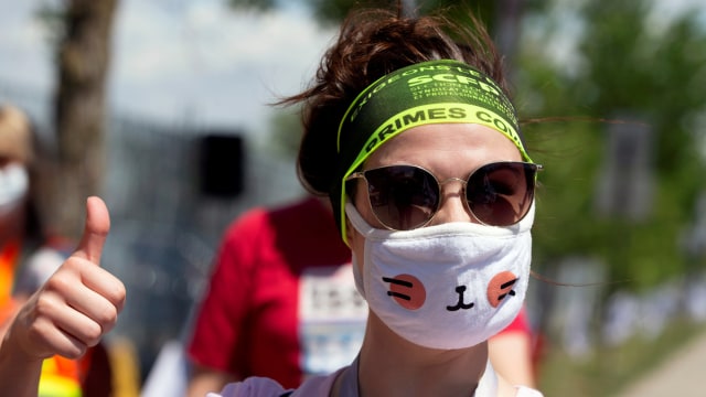 Petugas medis menggunakan masker saat menggelar unjuk rasa di depan Rumah Sakit Santa Cabrini di Montreal, Quebec, Kanada. Foto: Christinne Muschi/REUTERS