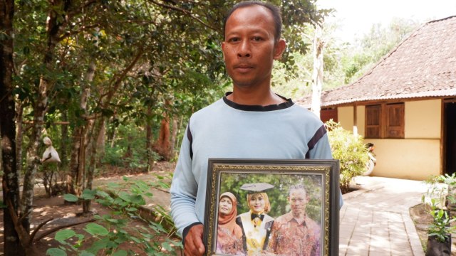 Tukiyat (51), penjaga hutan Wanagama yang berhasil kuliahkan anaknya hingga S3 di Jepang. Foto: Arfiansyah Panji Purnandaru/kumparan