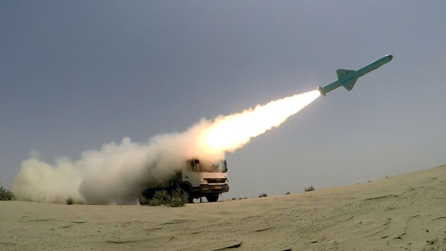 Rudal ditembakkan dari belakang truk selama uji coba dalam latihan militer di Teluk Oman, Iran, Rabu (17/6). Foto: WANA (West Asia News Agency) via REUTERS