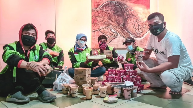 Lia mendapat hadiah ulang tahun dari Gojek. Foto: Twitter/@NengRider