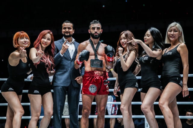 Giorgio Petrosyan (tengah) saat merayakan kemenangan dalam sebuah laga di ONE Championship (ONE Championship)