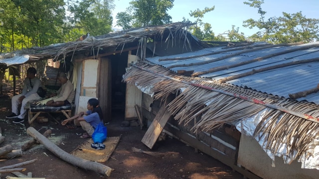 Bapa Ambros dan Mama Evi, pasutri yang tinggal di gubuk reyot di Desa Hoder, Kecamatan Waigete, Kabupaten Sikka. Foto: istimewa. 