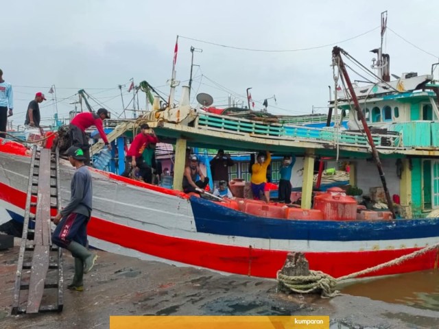 Sejumlah ABK kapal cantrang mempersiapkan bekal berlayar ke perairan Natuna saat berangkat dari Pelabuhan Tegalsari, Maret 2020 lalu. (Foto: Setyadi)
