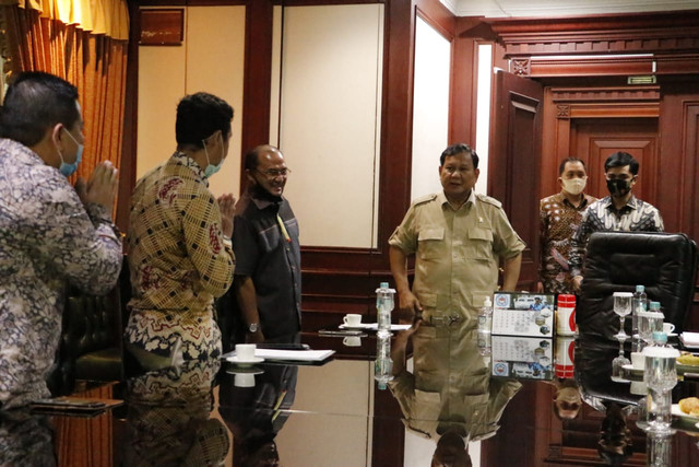 Gubernur Kepulauan Bangka Belitung Erzaldi Rosman audiensi dengan Menteri Pertahanan RI, Prabowo Subianto, Jumat (19/6). Foto: Pemprov Bangka Belitung