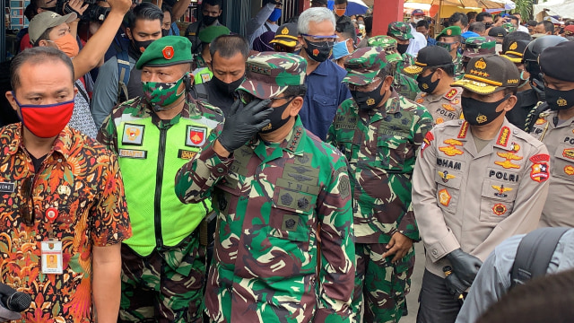 Panglima TNI Marsekal Hadi Tjahjanto dan Kapolri Jendral Idham Azis tinjau kesiapan anggota bantu Pemda disiplinkan protokol kesehatan di Semarang.  Foto: Afiati Tsalitsati/Kumparan