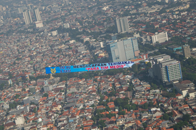 Spanduk kampanye menjaga kesehatan selama masa normal baru terlihat di langit Jakarta, Sabtu (20/6). Foto: Aditya Pradana Putra/ ANTARA FOTO