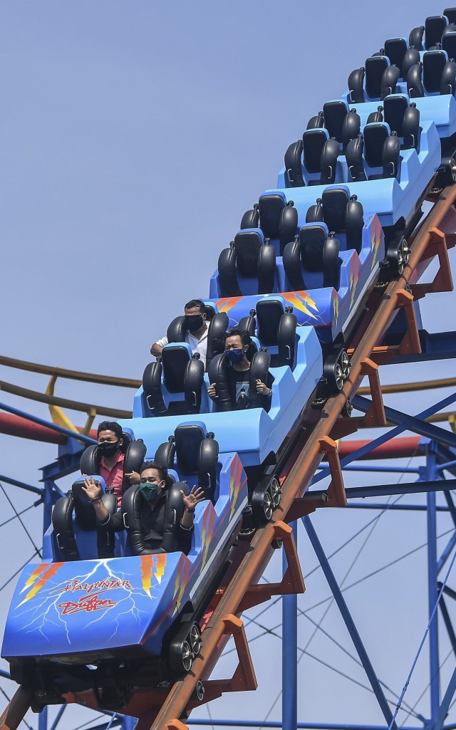 Pengunjung mencoba wahana permainan saat berwisata di Dufan, Ancol, Jakarta, Sabtu (20/6). Foto: Nova Wahyudi/Antara Foto