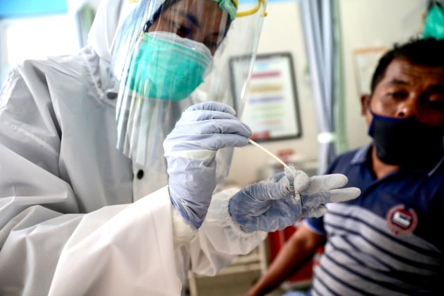 Petugas medis di Aceh saat melakukan pemeriksaan tes swab, Rabu (18/6). Foto: Suparta/acehkini
