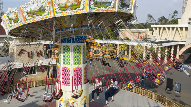 Pengunjung menikmati wahana permainan saat berwisata di Dufan, Ancol, Jakarta, Sabtu (20/6). Foto: Nova Wahyudi/Antara Foto