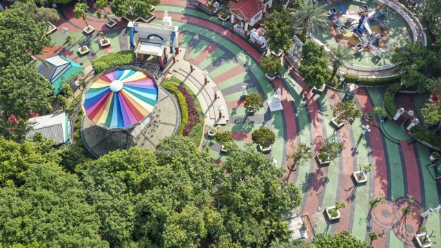 Pengunjung menikmati wahana permainan saat berwisata di Dufan, Ancol, Jakarta, Sabtu (20/6). Foto: Nova Wahyudi/Antara Foto