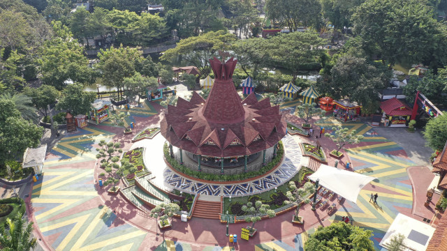 Pengunjung menikmati wahana permainan saat berwisata di Dufan, Ancol, Jakarta, Sabtu (20/6). Foto: Nova Wahyudi/Antara Foto