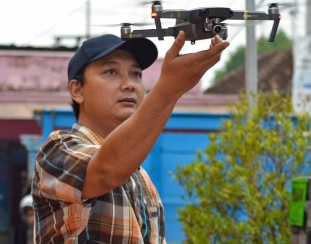 Arya Dega saat menerbangkan drone beberapa waktu lalu. Foto-foto: dokumen.