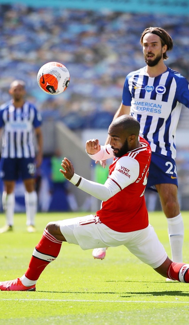 Pertandingan Brighton melawan Arsenal di  Stadion American Express Community, Brighton, Inggris (20/6). Foto:  Richard Heathcote/REUTERS