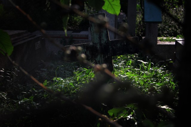 Batu nisan di TPU Sukun Nasrani.