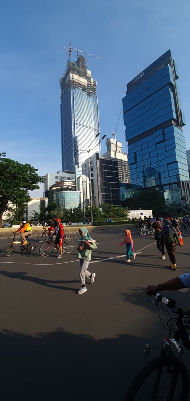 Warga kembali melakukan olahraga saat Car Free Day (CFD) di kawasan Bundaran HI, Minggu (21/6). Foto: Dok. Gege
