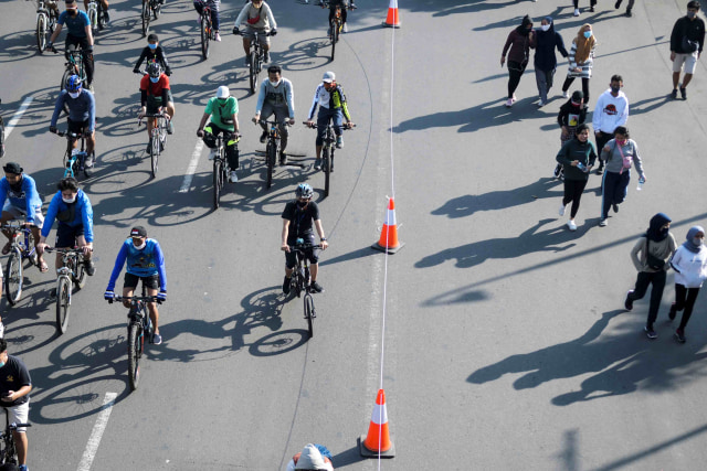 Pembatas antara pejalan kaki dan sepeda di area Car Free Day (CFD) di masa Pembatasan Sosial Berskala Besar (PSBB) transisi. Foto: Galih Pradipta/ANTARA FOTO