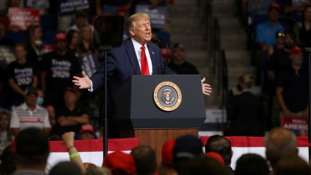 Pidato Presiden AS Donald Trump saat kampanye di Pusat BOK, Tulsa, Oklahoma, Amerika Serikat. Foto: Leah Millis/REUTERS
