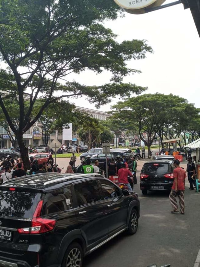 Warga di sekitar Green Lake City, Karang Tengah dihebohkan dengan suara tembakan. Foto: Martono/kumparan