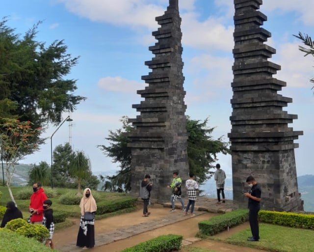 Pengunjung di hari pertama pembukaan Candi Cetho didominasi milenial Foto: Dok. Titis Sri Jawoto