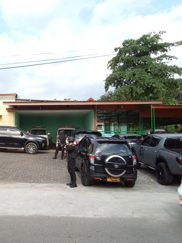 Polisi berjaga dirumah sakit yang yang merawat polisi yang mengalami penyerangan di Karanganyar. Foto: Dok. Istimewa