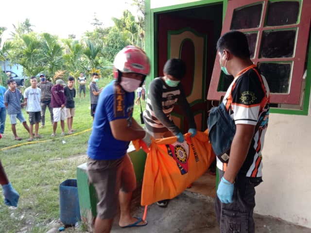 Satu keuarga yang ditemukan tewas berdampingan di dalam rumahnya. (Dok Polda Papua)