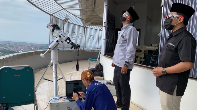  Pengamatan fenomena Gerhana Matahari Cincin di Menara Masjid Agung Jawa Tengah (MAJT) Semarang. Foto:  Afiati Tsalitsati/kumparan