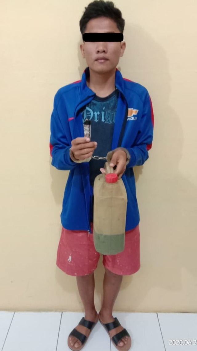 Tersangka MB saat diamankan polisi beserta barang bukti.  Foto: Dok. istimewa