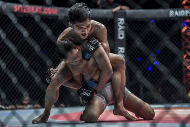Aziz Calim menerapkan kuncian rear-naked choke untuk memenangkan laga  di Jakarta (ONE Championship)