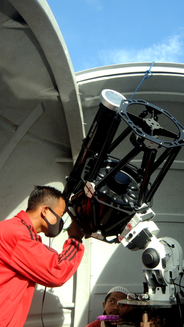 Staf pengajar mengamati matahari saat terjadi gerhana sebagian di Observatorium Jokotole IAIN Madura, Pamekasan, Jawa Timur, Minggu (21/6/2020). Foto: Saiful Bahri/ANTARA FOTO