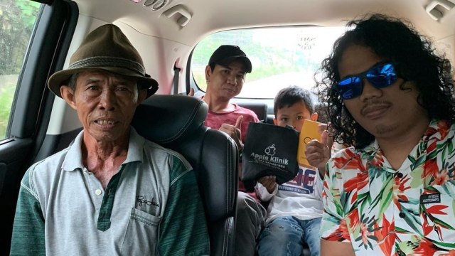 Seorang kakek di Samarinda membelikan handphone untuk cucunya dengan uang receh. Foto: Instagram @king_dewer