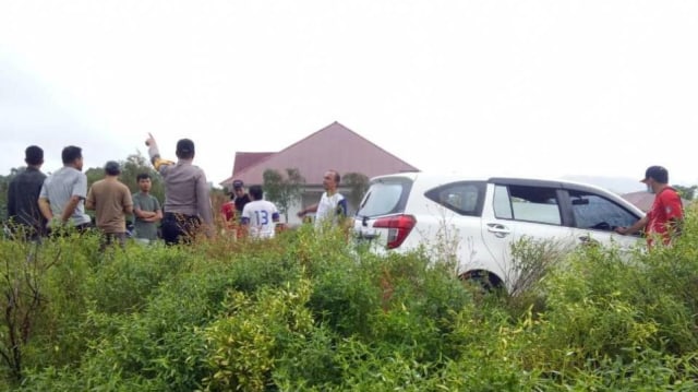 Polisi mengamankan satu unit mobil milik pelaku percobaan pemerkosaan yang ditinggal kabur. Foto: Dok. Polsek Kalukku