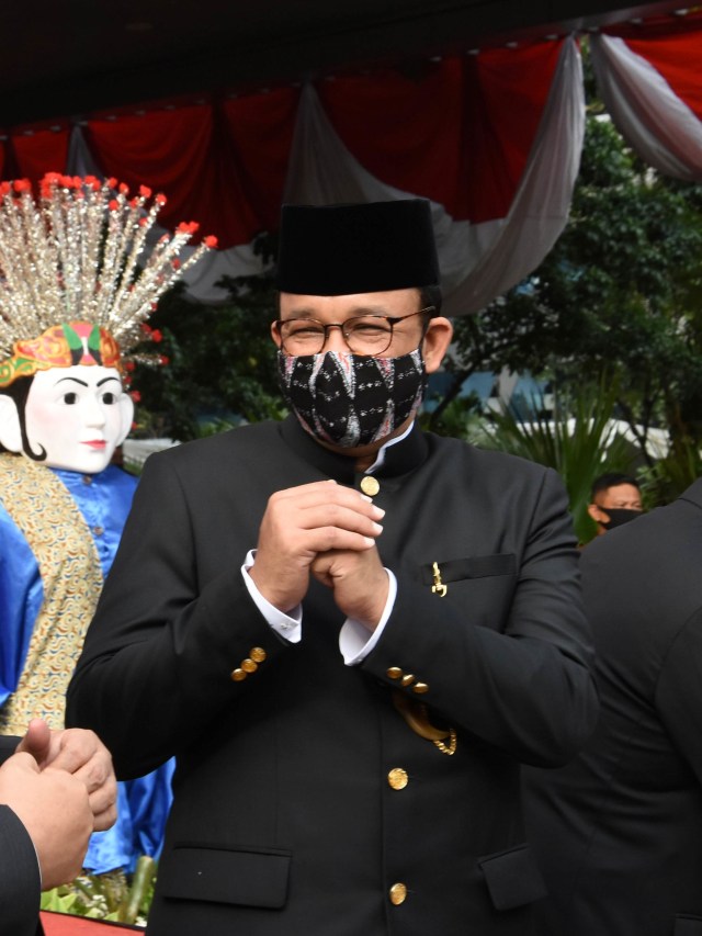 Cara Gubernur DKI Jakarta Anies Baswedan memberi salam usai memimpin upacara peringatan HUT ke-493 Kota Jakarta di halaman Balai Kota DKI Jakarta. Foto: Indrianto Eko Suwarso/ANTARA FOTO