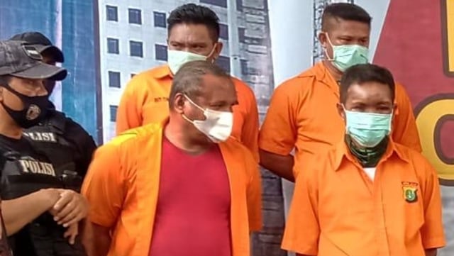 John Refra alias John Kei (51) dihadirkan (berpakaian kaos merah) di Polda Metro Jaya, Senin (22/6). Foto: Dok. Istimewa