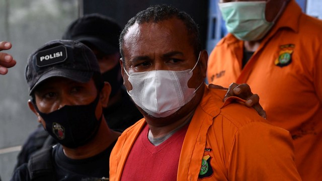 Polisi membawa salah satu tersangka kejahatan John Kei saat rilis di Polda Metro Jaya, Jakarta, Senin (22/6). Foto: Sigid Kurniawan/ANTARA FOTO