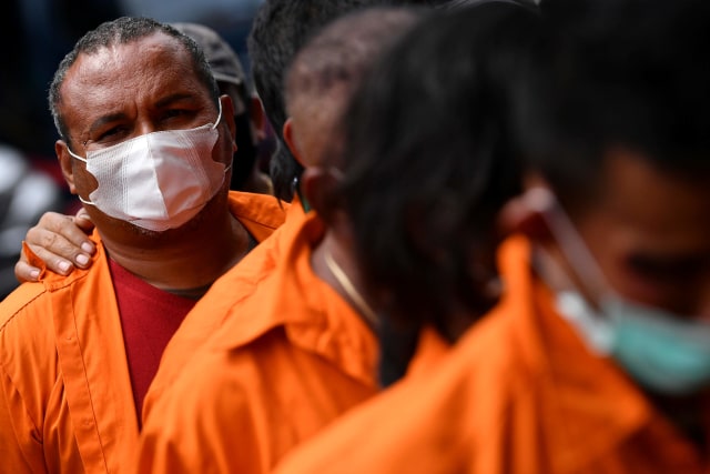 Tersangka kejahatan John Kei dihadirkan saat rilis di Polda Metro Jaya, Jakarta. Foto: Sigid Kurniawan/ANTARA FOTO