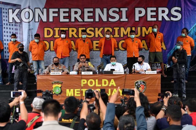 Kapolda Metro Jaya Irjen Pol Nana Sudjana (kedua dari kiri) memberikan keterangan pers kasus kejahatan kelompok John Kei di Polda Metro Jaya, Jakarta. Foto: Sigid Kurniawan/ANTARA FOTO
