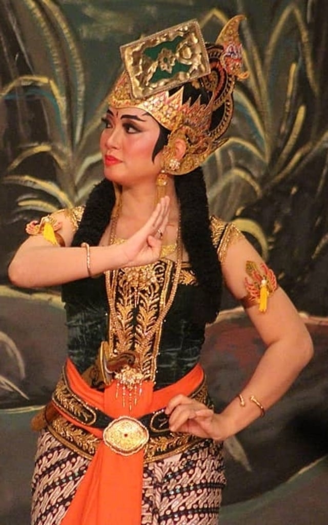 Salah seorang pemain wayang orang memerankan tokoh Dewi Mustakaweni Foto: Instagram/Wayang Orang Sriwedari