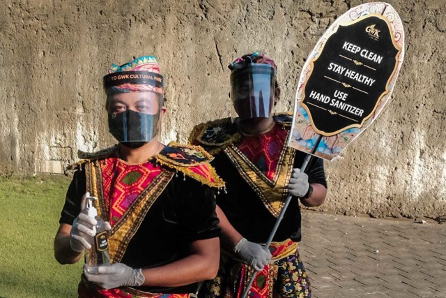 Ilustrasi petugas di tempat wisata terapkan protokol kesehatan. Foto: Kemenparekraf