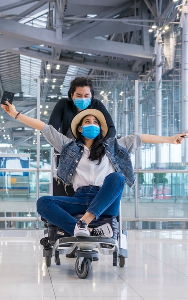 Ilustrasi traveler di bandara menggunakan masker Foto: Shutterstock