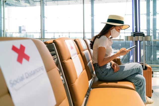 Ilustrasi traveler menunggu boarding di kursi yang menerapkan physical distancing. Foto: Shutter Stock