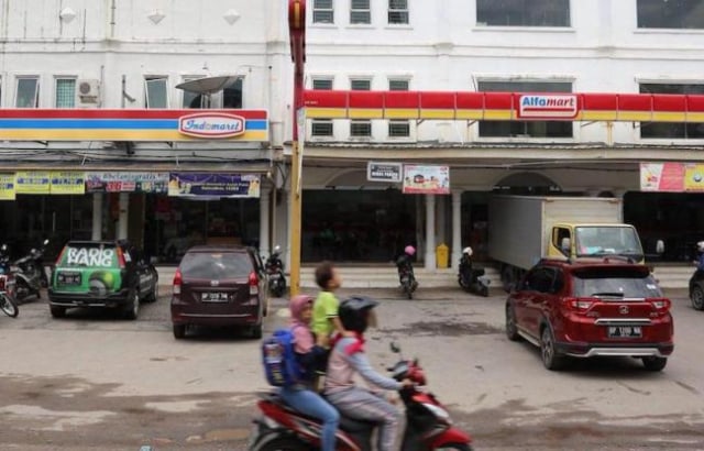 Gerai Alfamart dan Indomaret yang menjamur di Kota Batam (Foto: Batamnews)