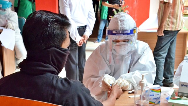 Rapid test COVID-19 di Universitas Hasanuddin, Makassar. Foto: Dok. Istimewa