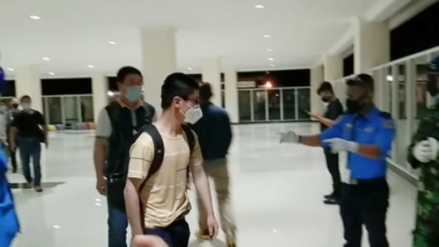 Sebanyak 156 orang TKA tiba di Bandara Haluoleo Kendari pada Selasa (23/6). Foto: Harianto/ANTARA