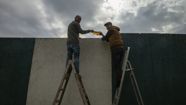 Kendati sepak bola tak sama lagi, para suporter tak kehabisan cara untuk bersenang-senang. Foto: Michal CIZEK / AFP
